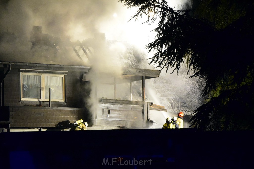 Grossfeuer Einfamilienhaus Siegburg Muehlengrabenstr P0366.JPG - Miklos Laubert